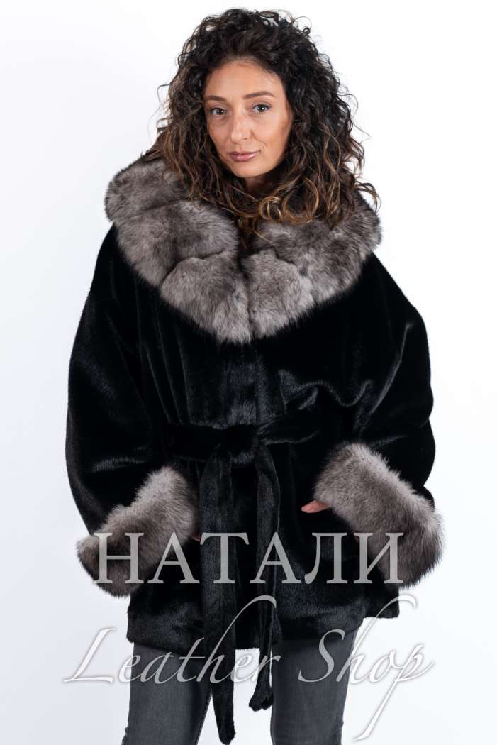 черен дамски кожух от натурална алпака с яка и маншети от сребърна лисица черен дамски кожух от натурална алпака с яка и маншети от сребърна лисица